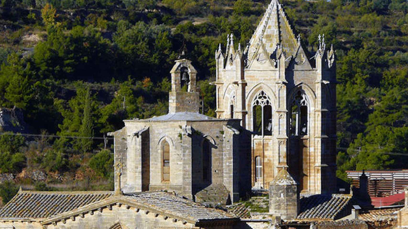 Monasterio de Vallbona de les Monges, del que los ladrones se han llevado dos pilas bautismales y un arco de piedra / CG