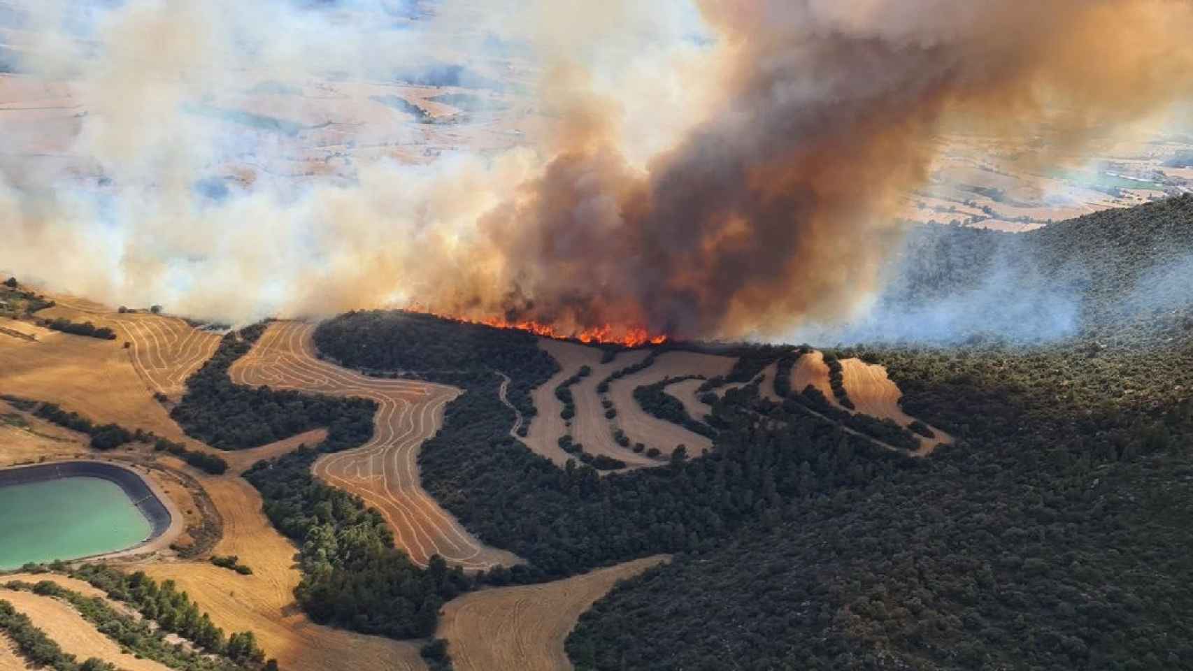 Incendio en Artesa de Segre, que arrasa ya 75 hectáreas de terreno agrícola y forestal / AGENTS RURALS
