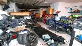 Imagen de las motos robadas en un taller clandestino de Creixell / MOSSOS