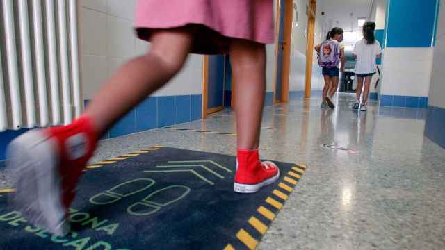 Imagen de archivo de alumnos en un colegio, desde donde envían circulares que alertan a los padres / EUROPA PRESS