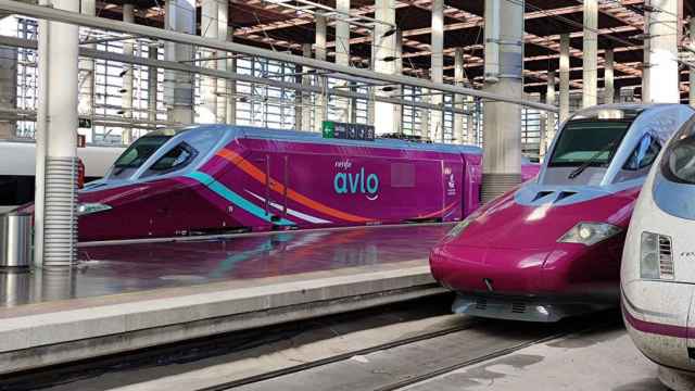 Trenes Avlo estacionados en la estación de Madrid-Puerta de Atocha con destino Barcelona / EP
