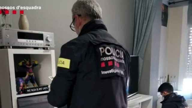 Policías durante el registro del domicilio del vecino de Terrassa / MOSSOS