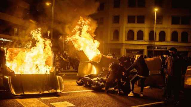 Unos manifestantes incendian contenedores en una calle de Barcelona / EP