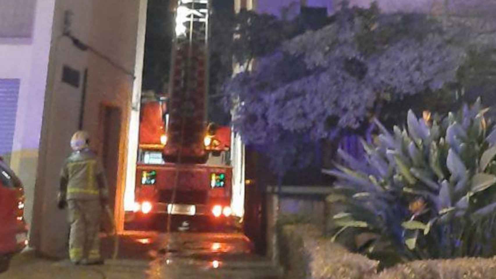 Los bomberos, esta noche durante el operativo para extinguir el incendio en Reus / BOMBEROS DE LA GENERALITAT