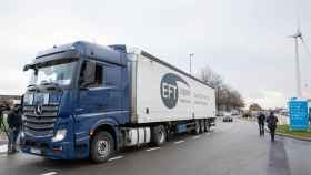 Un camión que transporta las vacunas sale de la planta de producción de Pfizer en Bélgica / EP