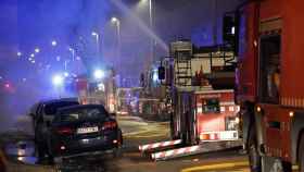 Varias dotaciones de bomberos tratan de apagar el fuego