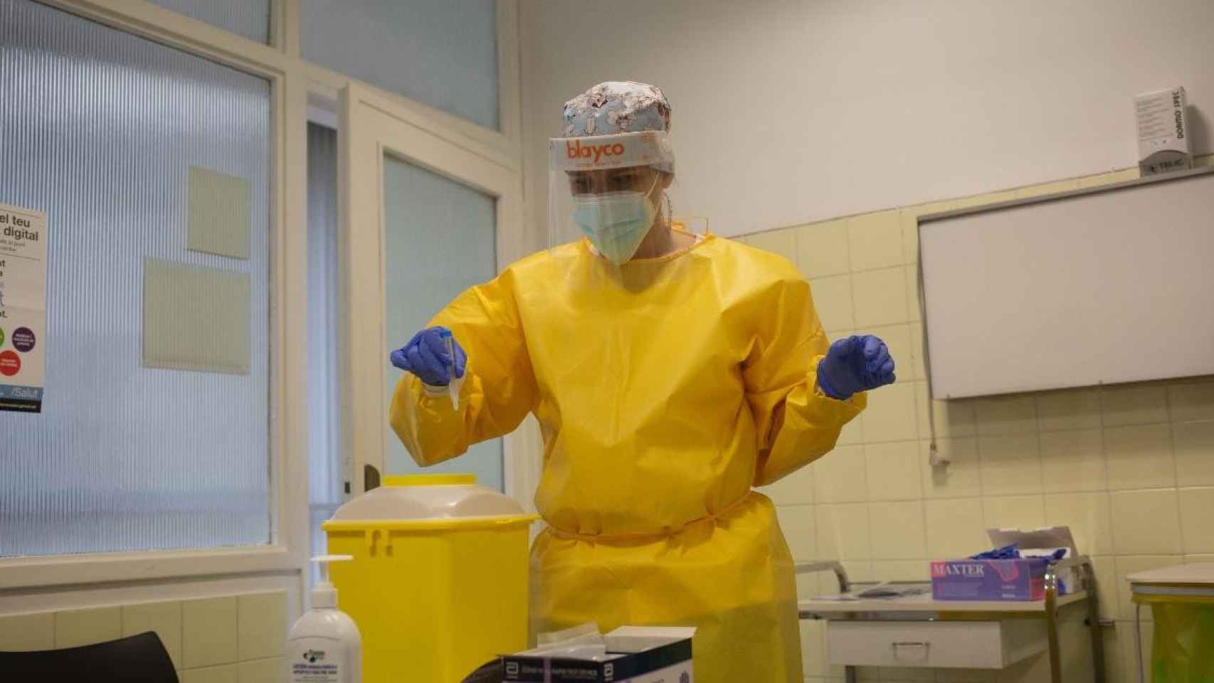 Una enfermera realizando una PCR del Covid-19 / EP