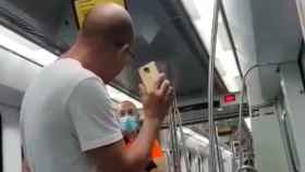 Un ciudadano se niega a ponerse la mascarilla en el metro de Barcelona / CG