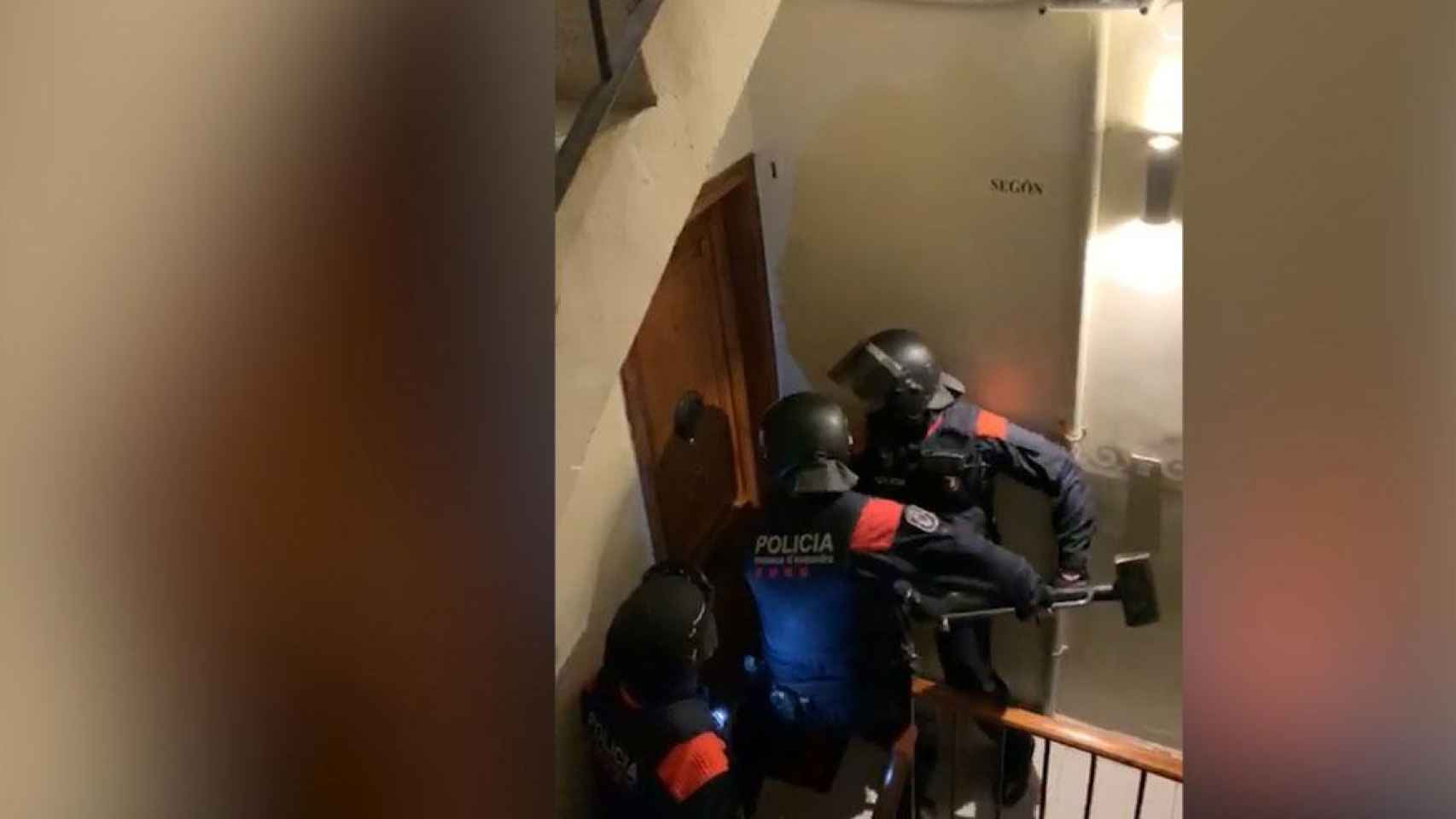 Agentes de Mossos d'Esquadra durante el operativo para detener a los asaltantes de domicilios / MOSSOS