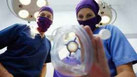 Imagen de dos sanitarios administrando oxígeno a un paciente / CG