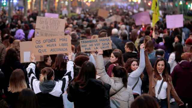 Vista de la marcha feminista celebrada el 8M en Barcelona, con motivo del Día Internacional de la Mujer, con miles de personas / EFE