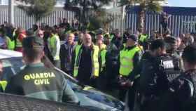 Taxistas y agentes de la Guardia Civil en el puerto de Barcelona / TWITTER