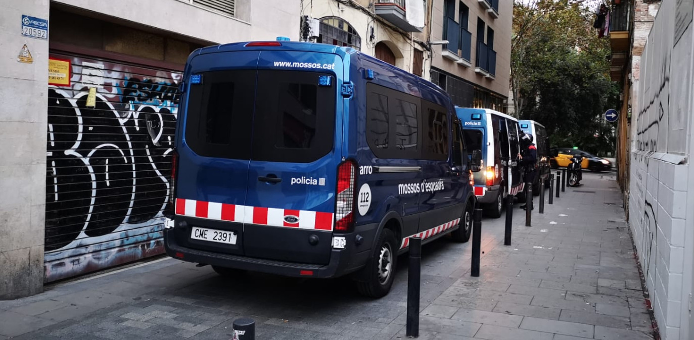 Furgones de los Mossos d'Esquadra en la macrooperación contra los narcopisos / Twitter: @mossos