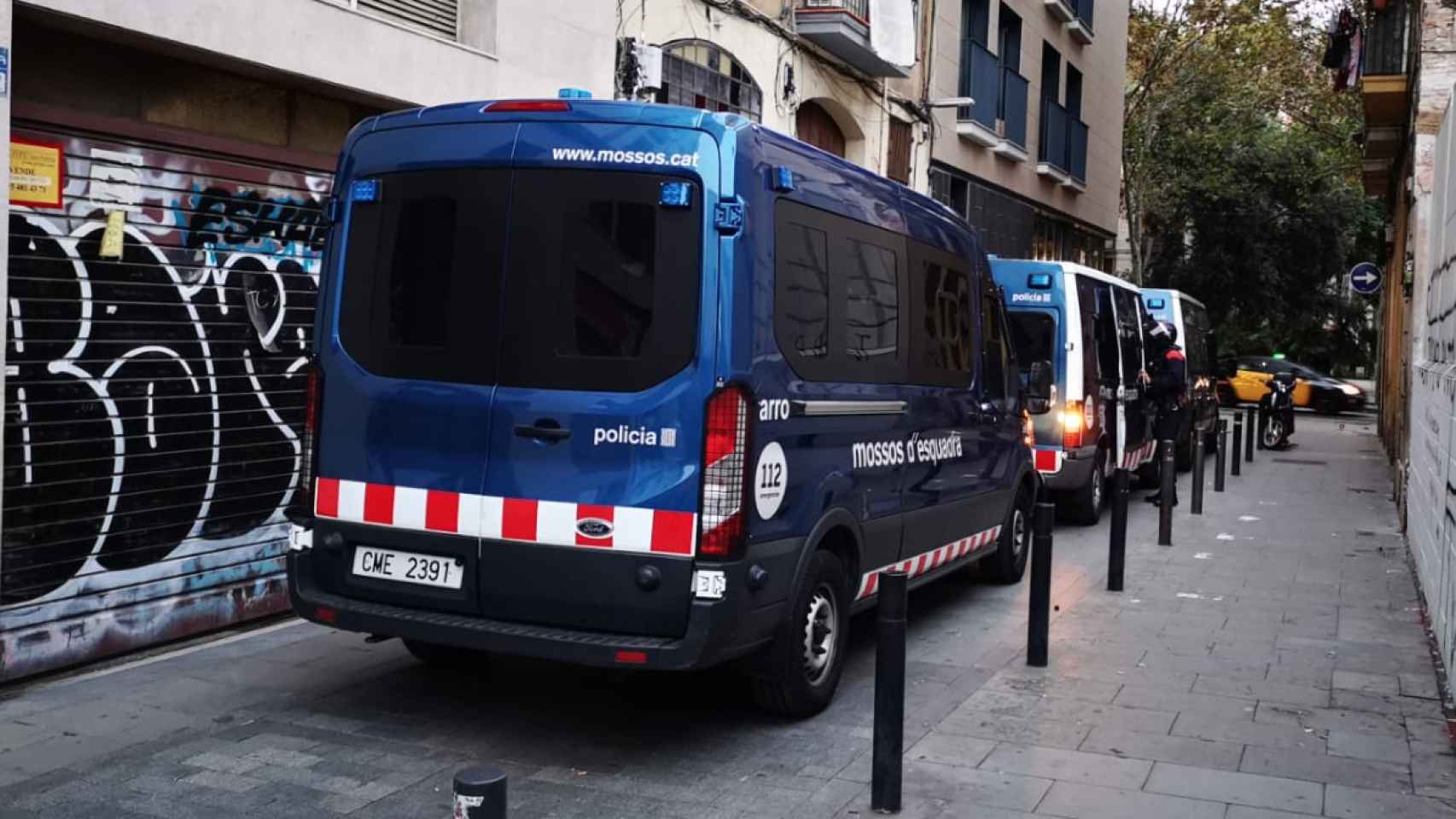 Furgones de los Mossos d'Esquadra en la macrooperación contra los narcopisos / Twitter: @mossos