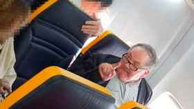 El incidente racista en el vuelo de Ryanair fue grabado por otros pasajeros / Facebook