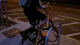Un miembro de Arran desata una de las bicicletas de alquiler turístico que después sortearán / TWITTER