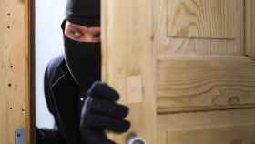 Una foto ilustrativa de un ladrón entrando en una casa consejos