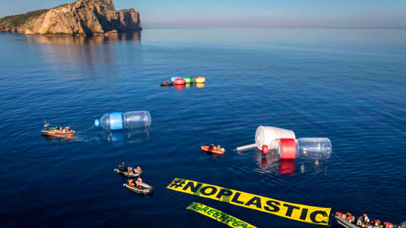 Activistas de Greenpeace este pasado junio en aguas baleares en lucha contra el plástico / EFE