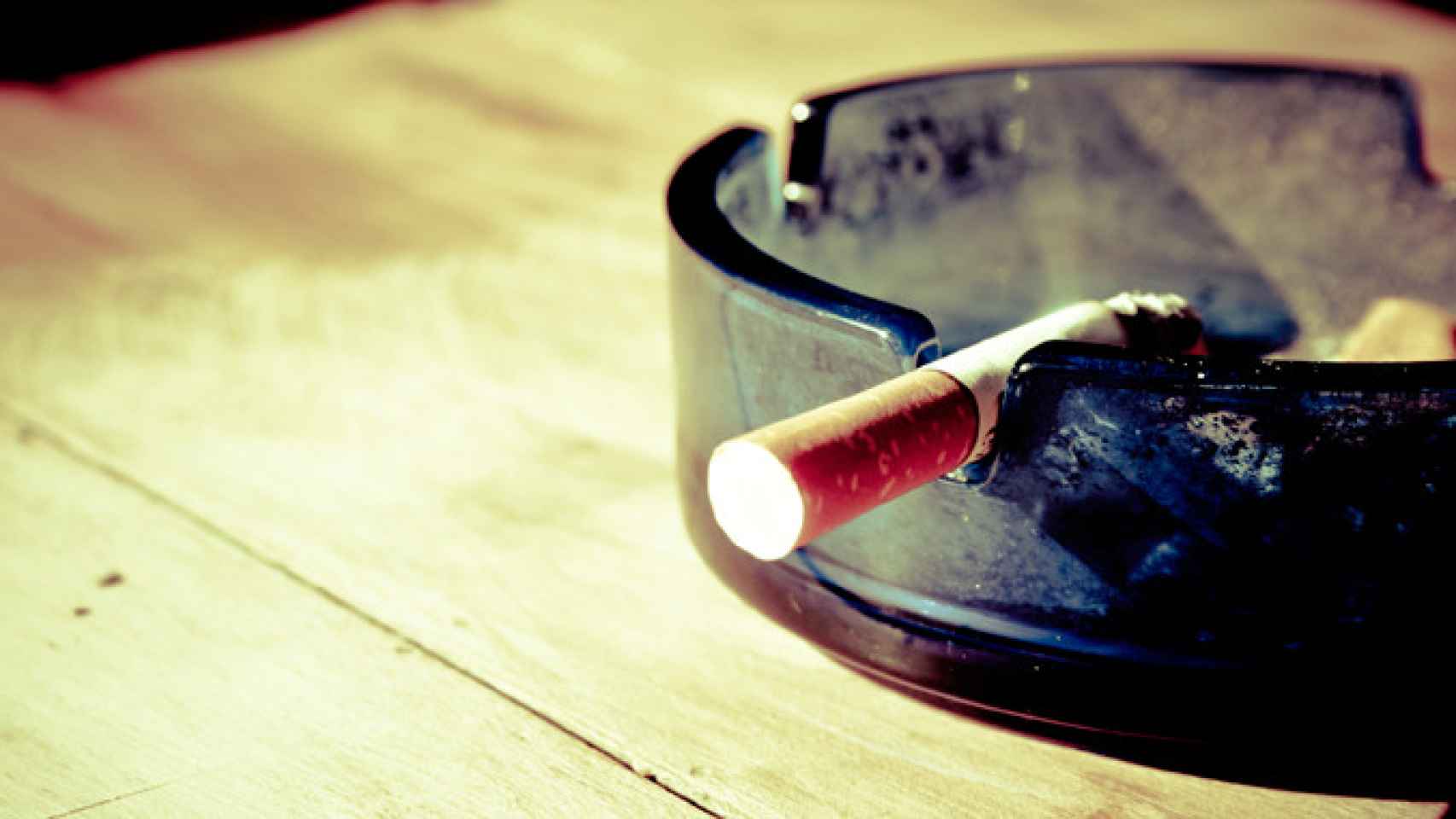 Un cigarrillo se consume en un cenicero / CG