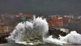 Imagen de olas muy altas durante un temporal en Galicia / EFE