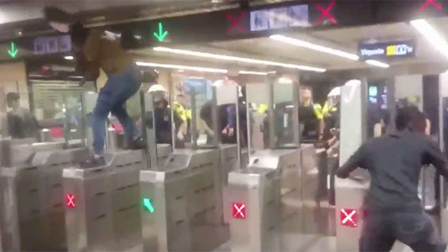 Violento enfrentamiento entre manteros y agentes de la Guardia Urbana en el Metro