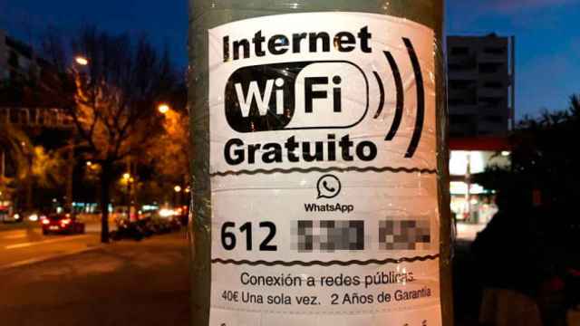 Cartel en el que el 'hacker' anuncia wifi gratuito colgado en una farola del paseo de la Zona Franca de Barcelona / CG