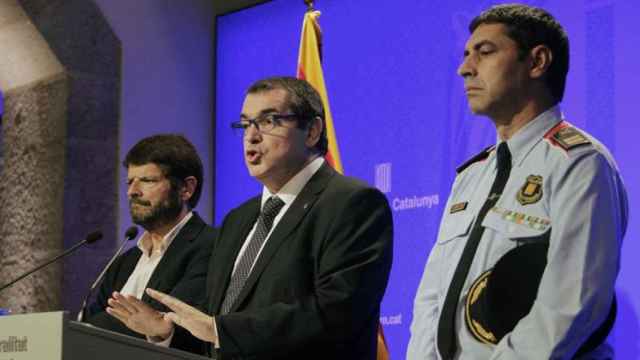 El conseller de Interior de la Generalitat, Jordi Jané, acompañado del director de los Mossos d'Esquadra, Albert Batelle y el comisario jefe, Josep Lluís Trapero, en una foto de archivo