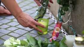 Una mujer enciende una vela en el homenaje a las víctimas mortales del atentado en Munich.