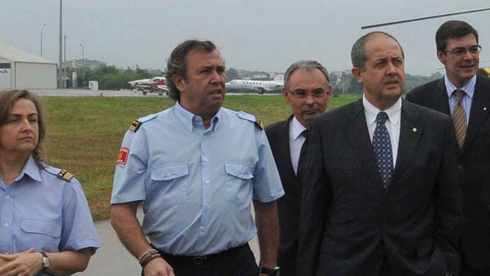 El mando de los Bomberos de la Generalitat Manel Bosch (de uniforme), en una imagen de 2011, junto al entonces consejero de Interior, Felip Puig
