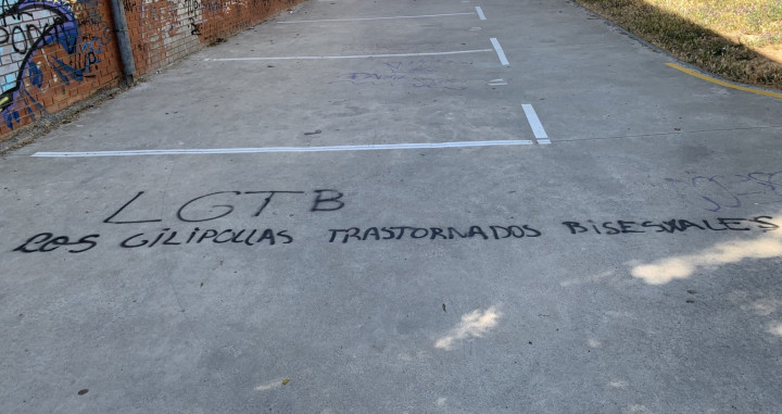 Otra de las pintadas LGTBIfóbicas en el Baix Penedès / ASSEMBLEA ATZAVARA