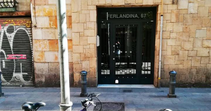 Portería de Ferlandina número 67 de Barcelona, donde opera un narcopiso / CG