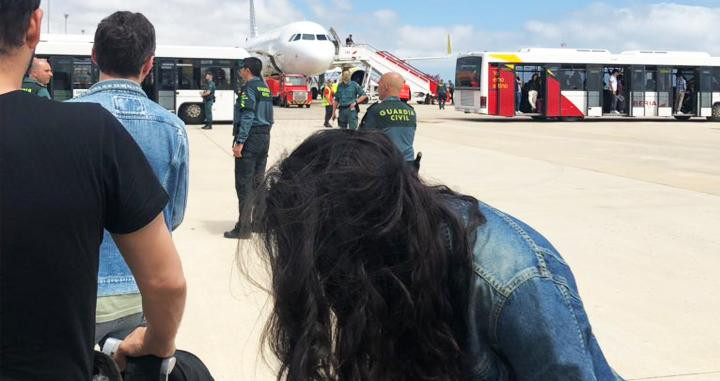 Los pasajeros trasbordados a otro avión para continuar su viaje y el aeropuerto de El Prat