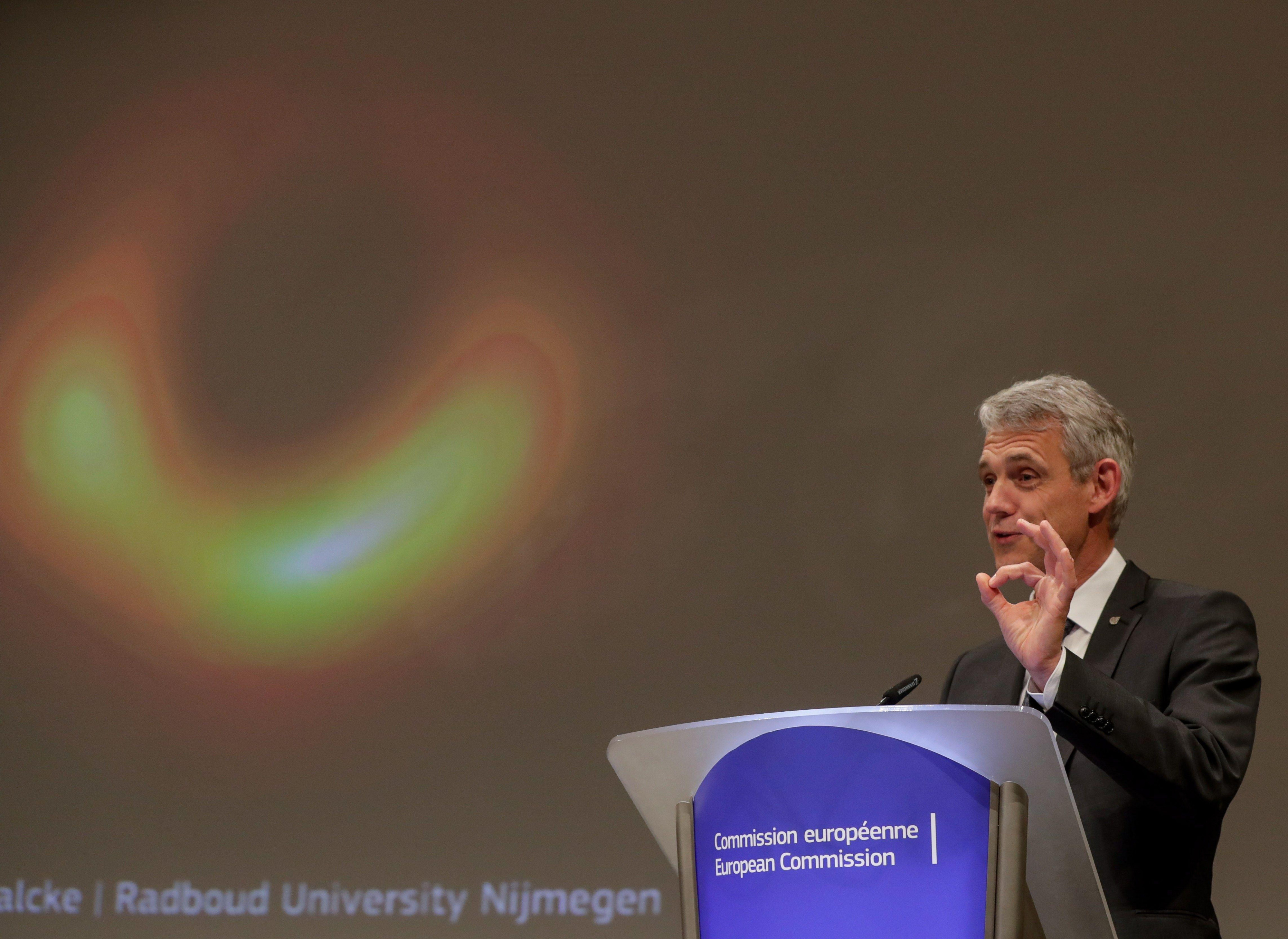 Heino Falcke, profesor en la Universidad de Radboud de la ciudad holandesa de Nijmegen, presentan este miércoles la primera imagen de un agujero negro / EFE