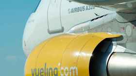 Un avión Airbus de la flota de Vueling estacionado en un aeropuerto / EP