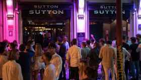 Jóvenes esperan en la puerta de la discoteca Sutton de Barcelona para entrar en el primer fin de semana con el ocio nocturno abierto / EP