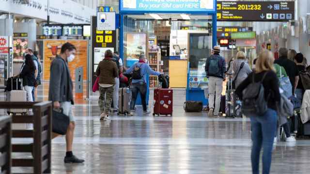 Turistas en el aeropuerto de Tenerife Sur, procedentes de Brasil y Sudáfrica / EFE