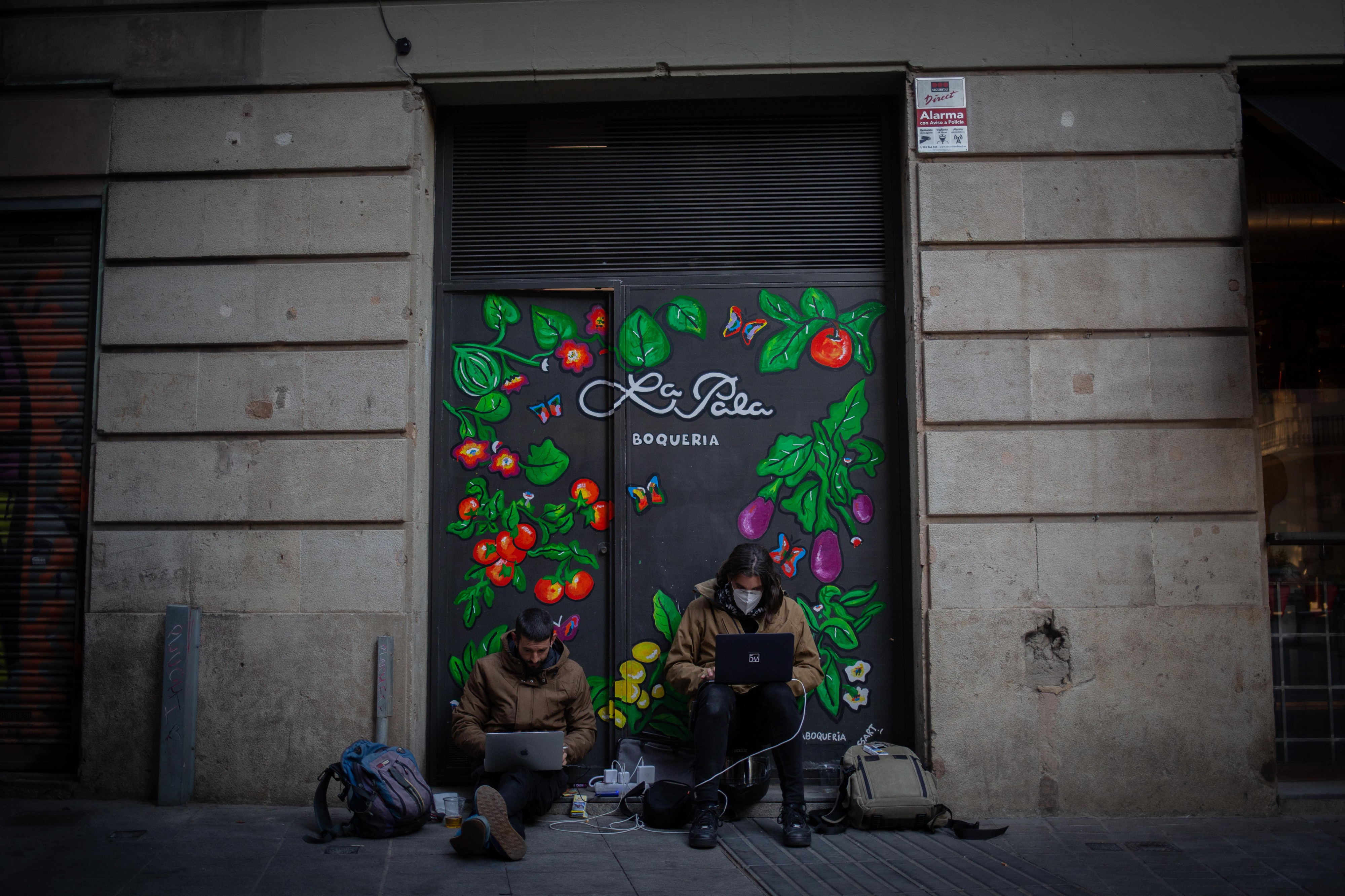 Uno de los locales comerciales cerrados en Barcelona durante la pandemia de coronavirus / EUROPA PRESS
