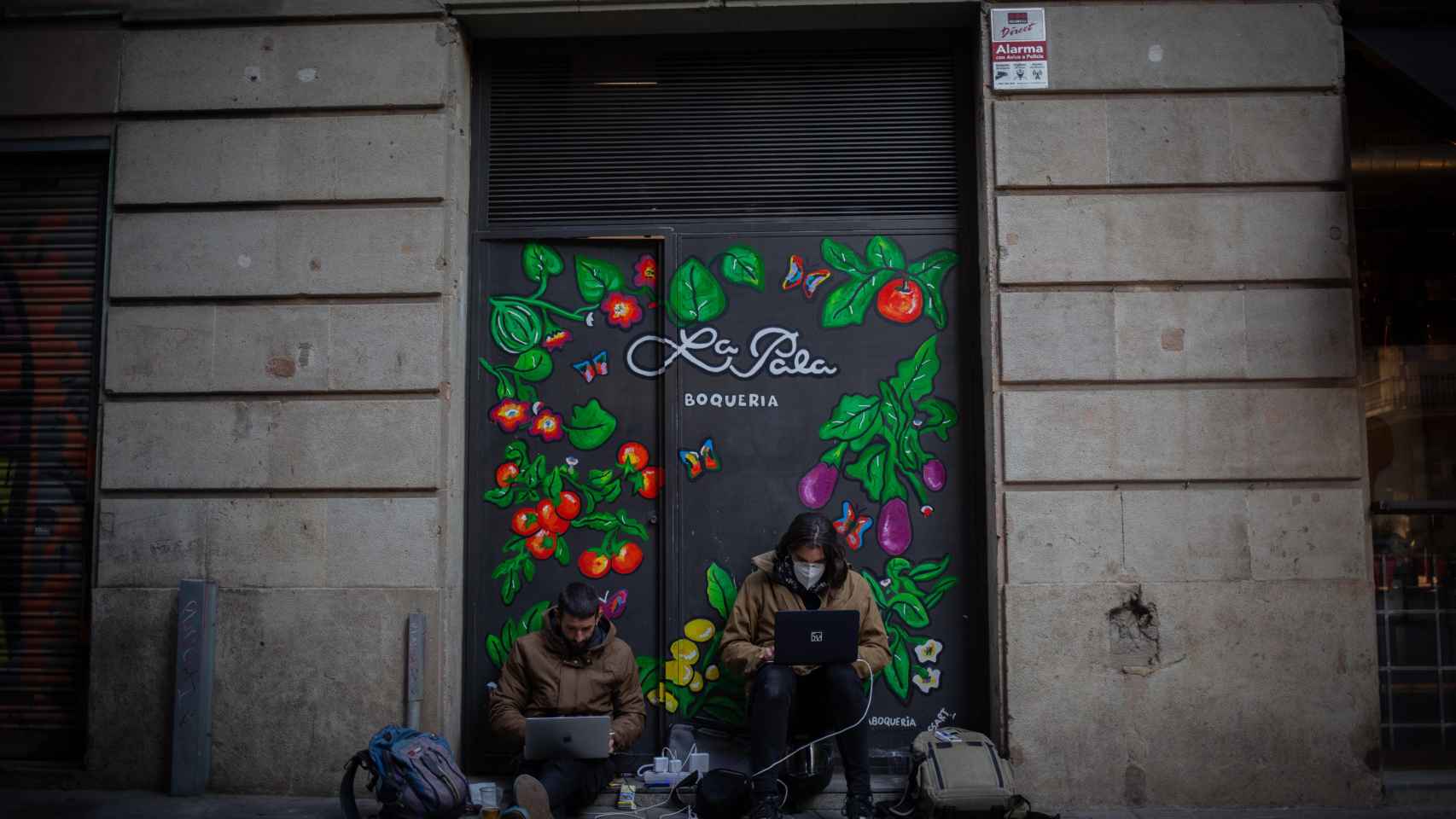 Uno de los locales comerciales cerrados en Barcelona durante la pandemia de coronavirus / EUROPA PRESS