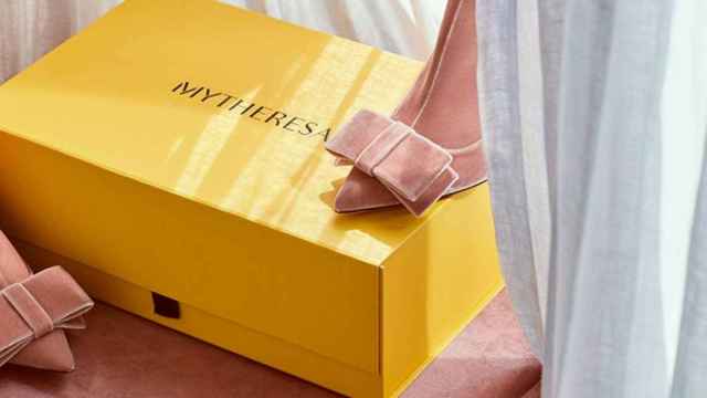 Caja y zapatos de Mytheresa / MYTHERESA