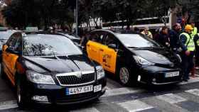 Centenares de taxistas han iniciado en Barcelona las protestas contra la normativa que ultima la Generalitat sobre las VTC que obliga a precontratar con 15 minutos / EFE