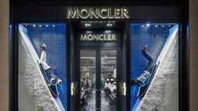 Imagen de una tienda Moncler, que vende abrigos de pluma para el segmento 'premium' / CG