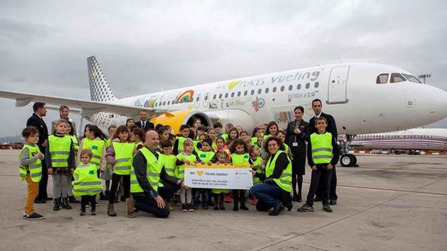 Vueling ha decorado uno de sus nuevos Airbus A320neo con dibujos de las ciudades europeas a las que vuela realizados por niños, hijos de empleados de la aerolínea / EFE