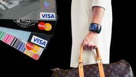 Una silueta femenina y un abanico de tarjetas de crédito / CG