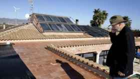 Ecología: placas para generar energía solar en el tejado de una vivienda particular / EFE