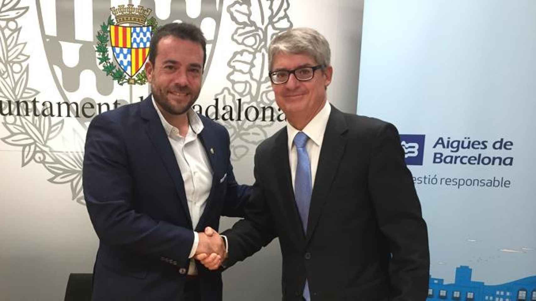 El alcalde de Badalona, Àlex Pastor, junto al director general de Aguas de Barcelona, Ignacio Escudero, tras firmar el protocolo de colaboración / CG