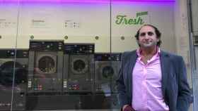 Roberto Haboba Gleizer, creador de los módulos 'Fresh Box' de lavadoras portátiles ante una de sus tiendas / CG