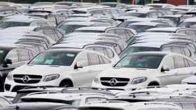 Vehículos de la marca Mercedes aparcados en el puerto de Bremerhaven, al norte de Alemania. / FOCKE STRANGMANN (EFE)