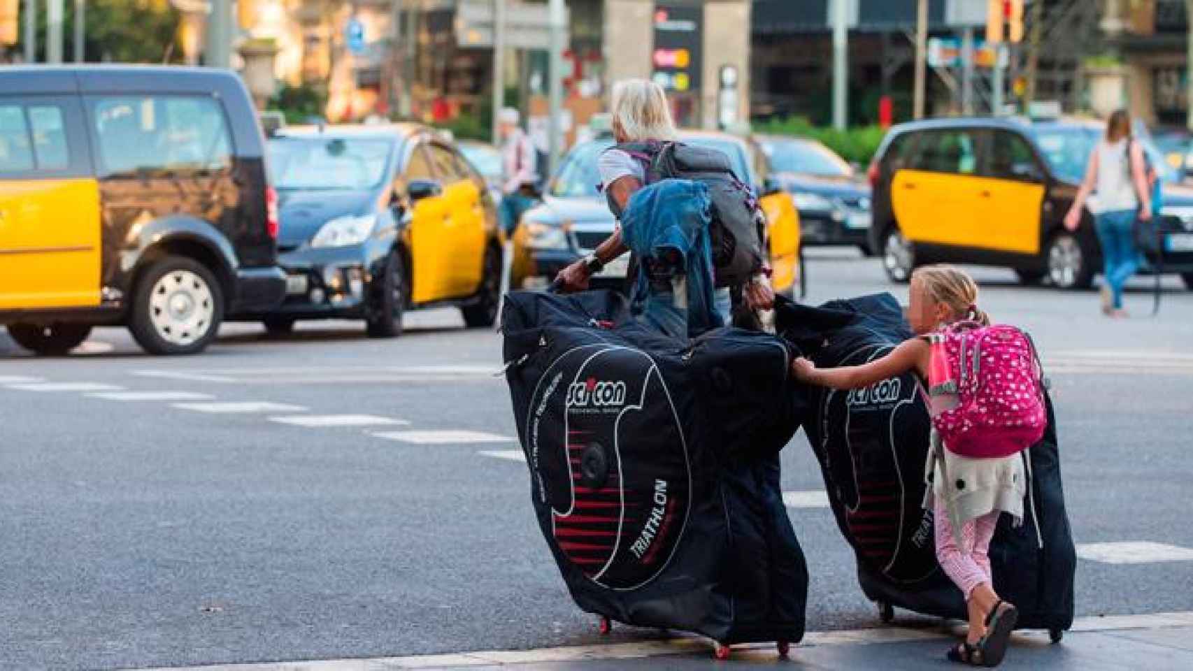 Dos turistas arrastran maletas por el centro de Barcelona ante diversos taxis en huelga / EFE