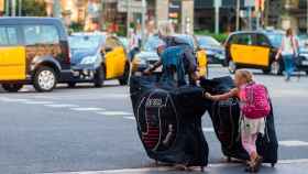 Dos turistas arrastran maletas por el centro de Barcelona ante diversos taxis en huelga / EFE