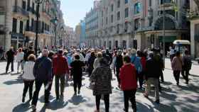 Turistas y vecinos de Barcelona pasean por el Portal del Ángel, una de las arterias comerciales de la ciudad / EP